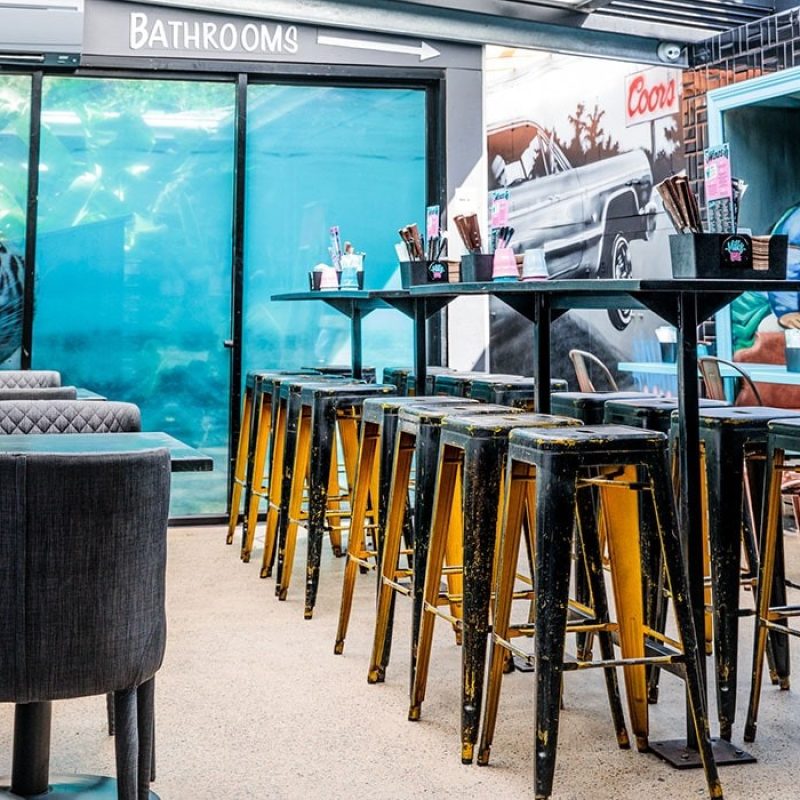 dining-at-restaurant